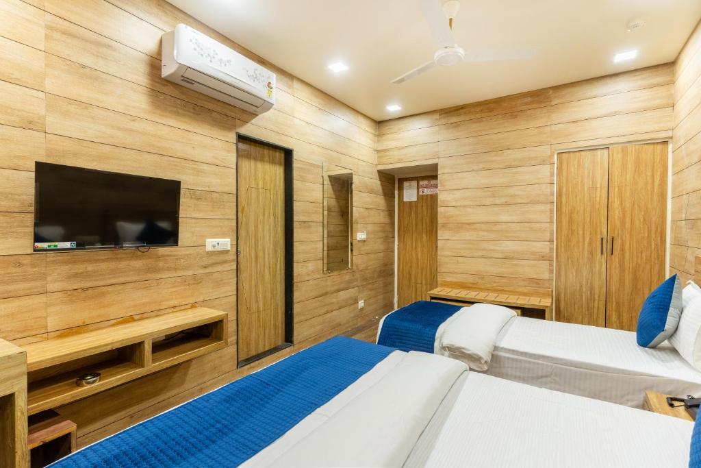 Postel nebo postele na pokoji v ubytování Hotel Noble Inn, Ahmedabad