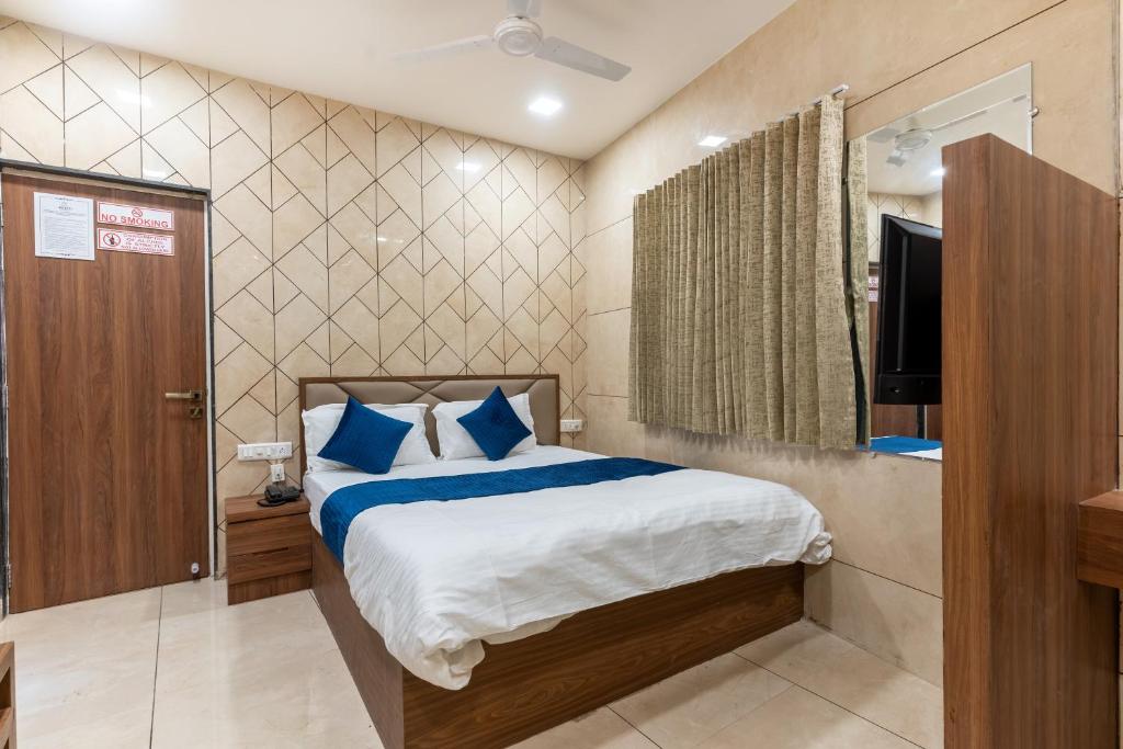 Postel nebo postele na pokoji v ubytování Hotel Noble Inn, Ahmedabad
