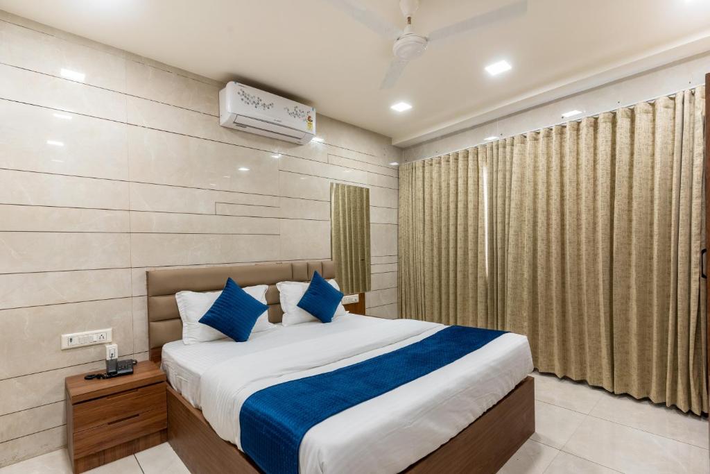 Postel nebo postele na pokoji v ubytování Hotel Noble Inn, Ahmedabad