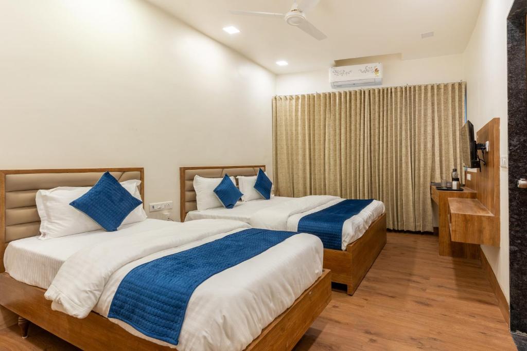 Postel nebo postele na pokoji v ubytování Hotel Noble Inn, Ahmedabad