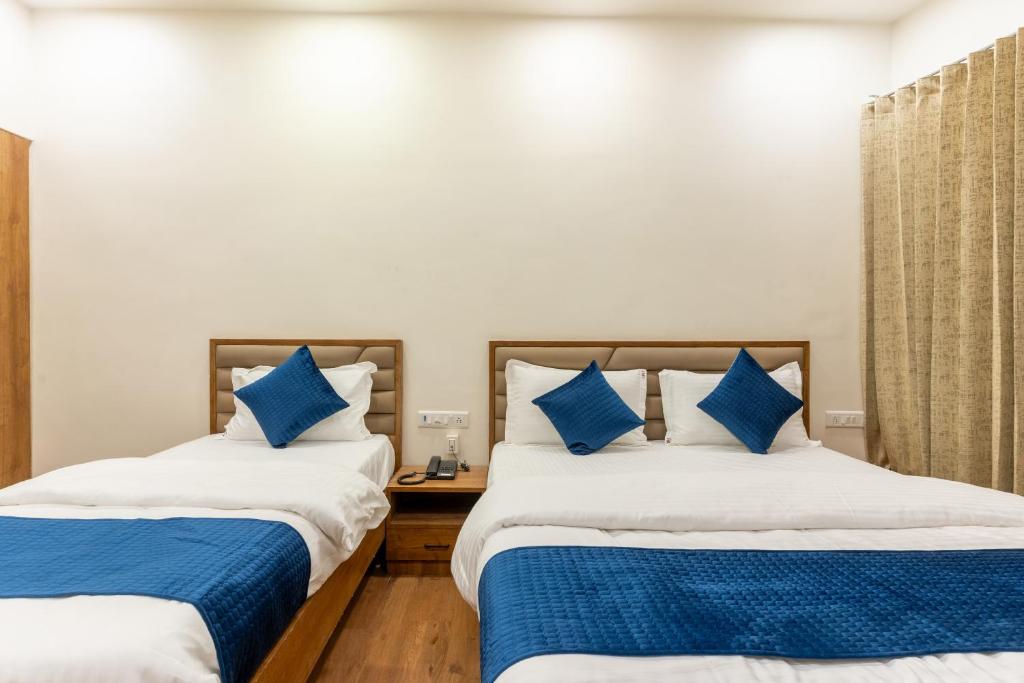 Postel nebo postele na pokoji v ubytování Hotel Noble Inn, Ahmedabad