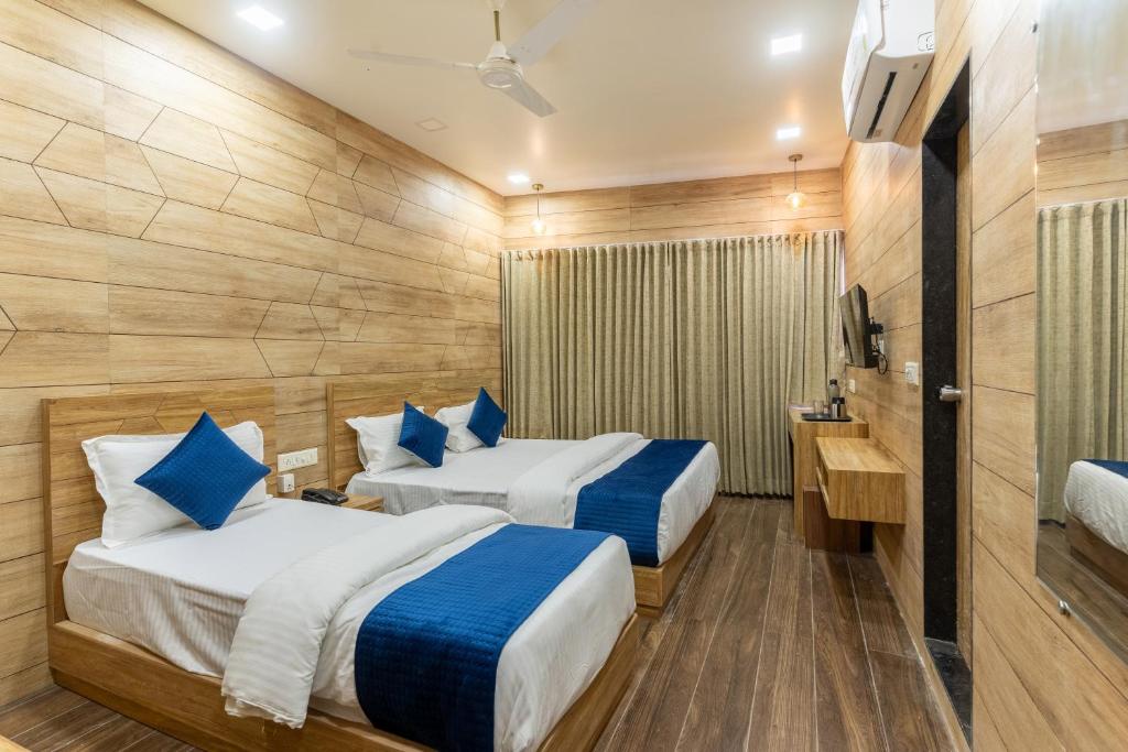 Postel nebo postele na pokoji v ubytování Hotel Noble Inn, Ahmedabad
