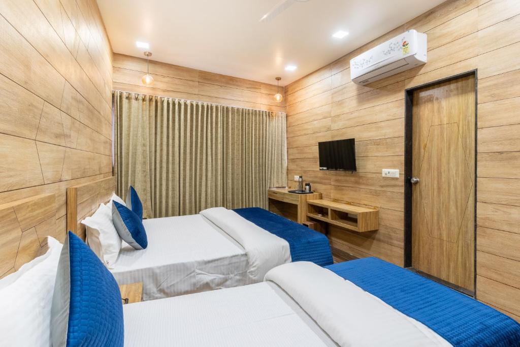 Postel nebo postele na pokoji v ubytování Hotel Noble Inn, Ahmedabad