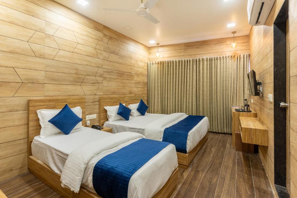 Postel nebo postele na pokoji v ubytování Hotel Noble Inn, Ahmedabad