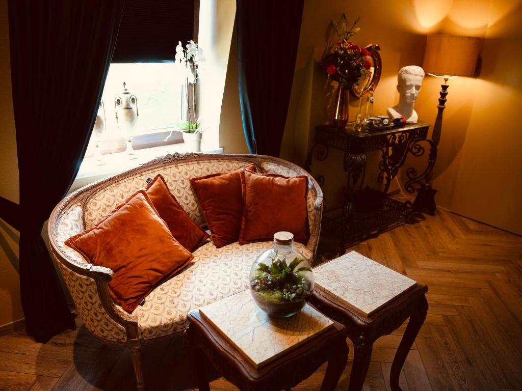 Posezení v ubytování L'Amarante chambres d'hôtes OU gîte citadin