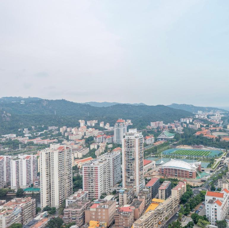 Nespecifikovaný výhled na destinaci Sia-men nebo výhled na město při pohledu z aparthotelu