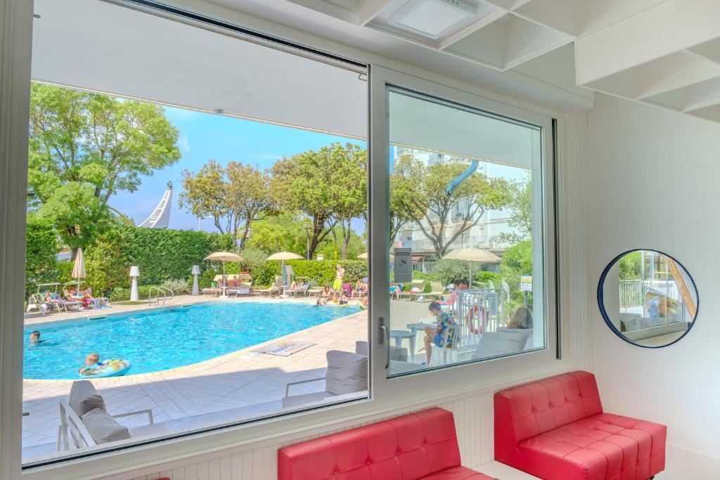 Bazén v ubytování Family Hotel Alexander - Azzurro Club nebo v jeho okolí