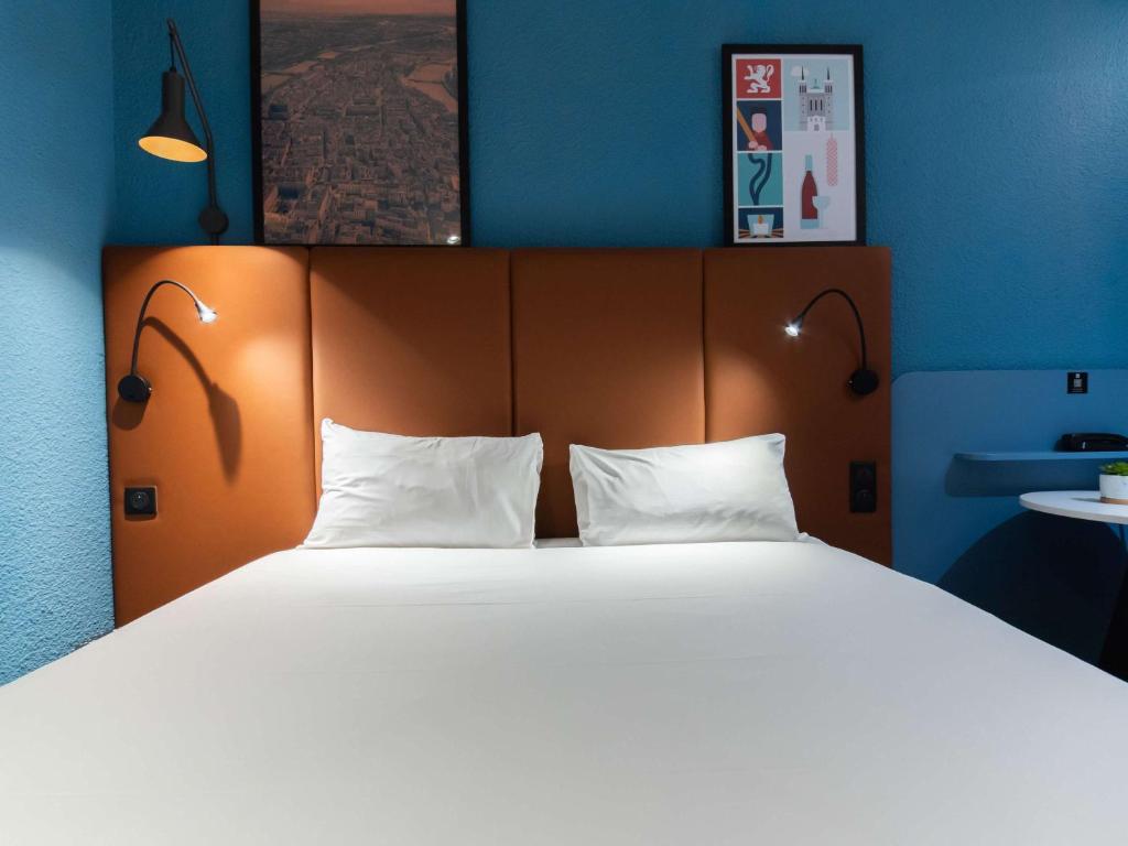 Postel nebo postele na pokoji v ubytování ibis Lyon Nord
