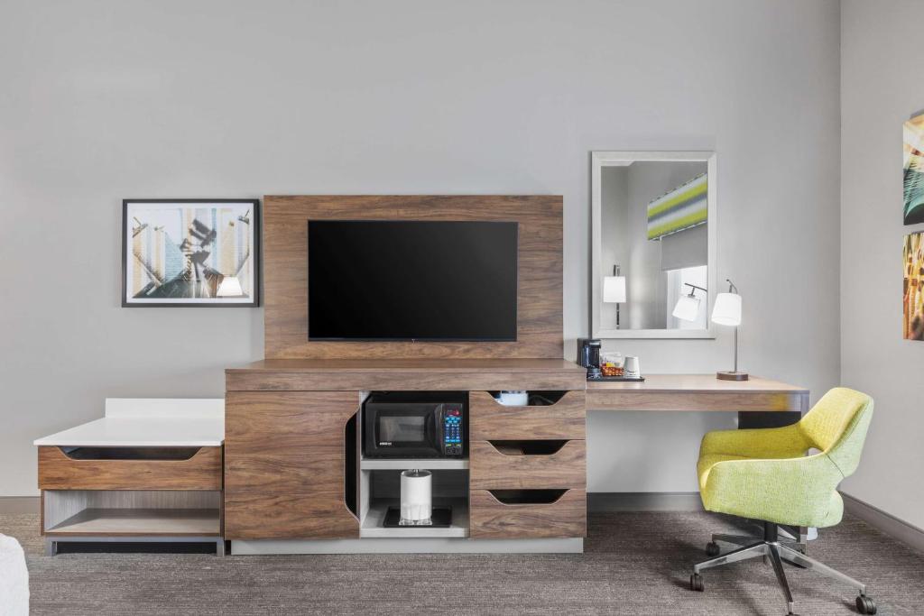 TV a/nebo společenská místnost v ubytování Hampton Inn Pendleton