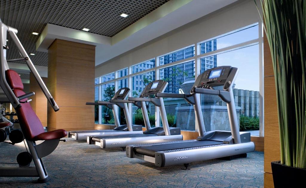 Fitness centrum a/nebo fitness zařízení v ubytování The Residences of The Ritz-Carlton Jakarta Pacific Place