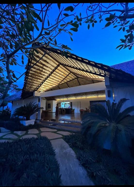 公主港卡拉赤V.K住宿加早餐旅馆的夜间在露台上设有遮阳篷的建筑