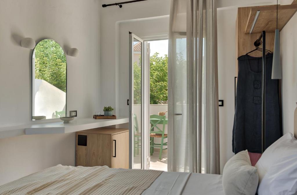 Postel nebo postele na pokoji v ubytování Ecoresort Hotel Zefyros