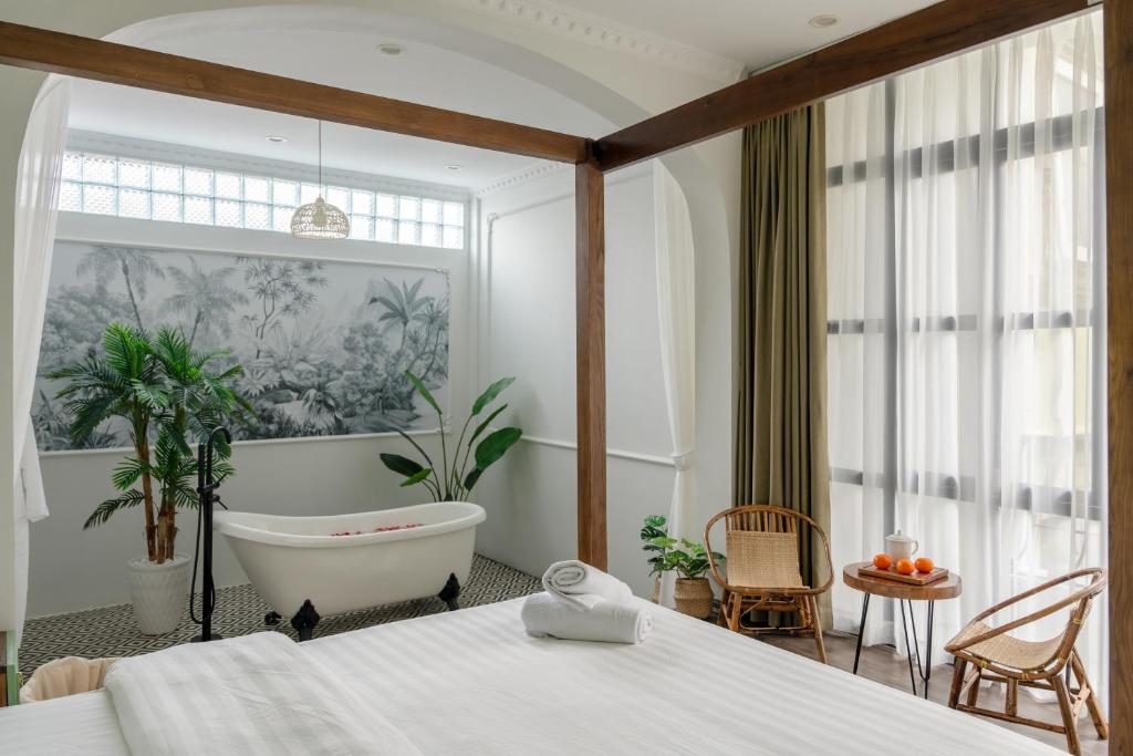 Postel nebo postele na pokoji v ubytování Hanoi Opera Homestay 10m to HoanKiem Lake Old Quarter Ha Noi