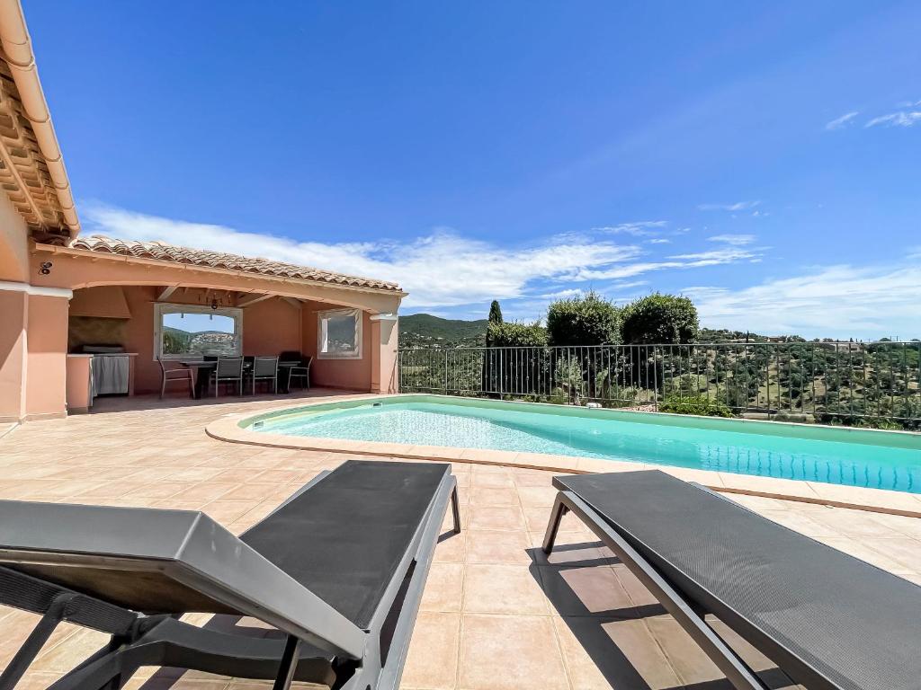 Cette villa dispose d'une piscine et d'une terrasse. dans l'établissement Villa des Trois Îles, à La Londe-les-Maures