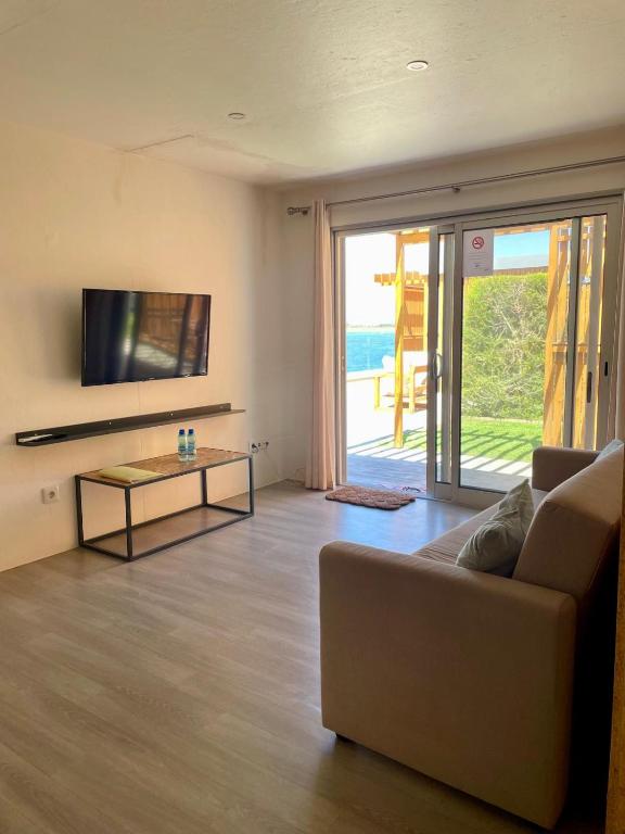 TV a/nebo společenská místnost v ubytování 818 Centro Náutico Bungalows
