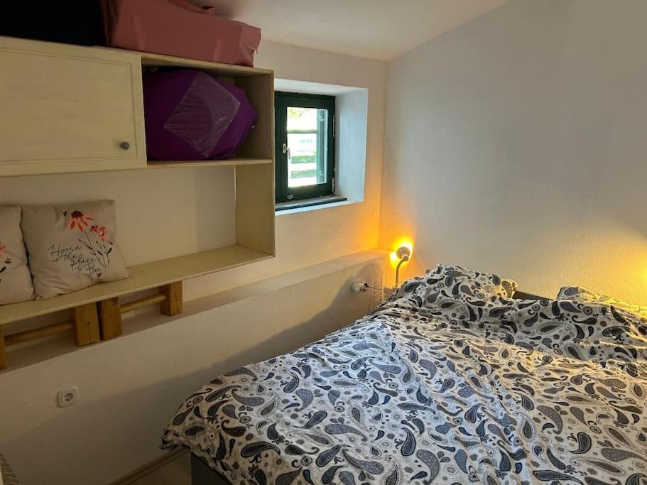 Postel nebo postele na pokoji v ubytování Studio apartment with a view