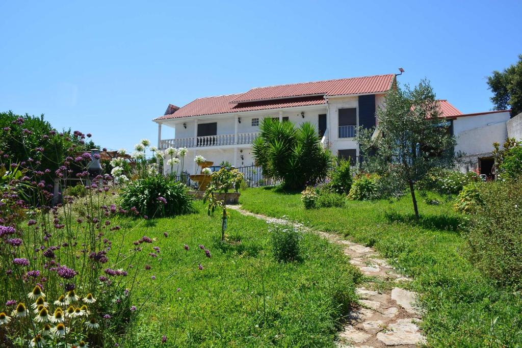 a garden in front of a house at Villa Casa da Rosa, com piscina privada in Carvalheira Grande