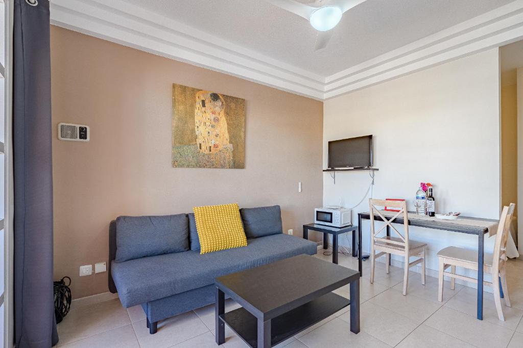Televízia a/alebo spoločenská miestnosť v ubytovaní Apartamentos Orlando Costa Adeje