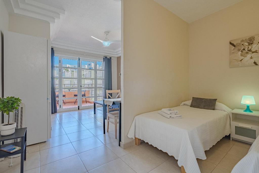 Posteľ alebo postele v izbe v ubytovaní Apartamentos Orlando Costa Adeje