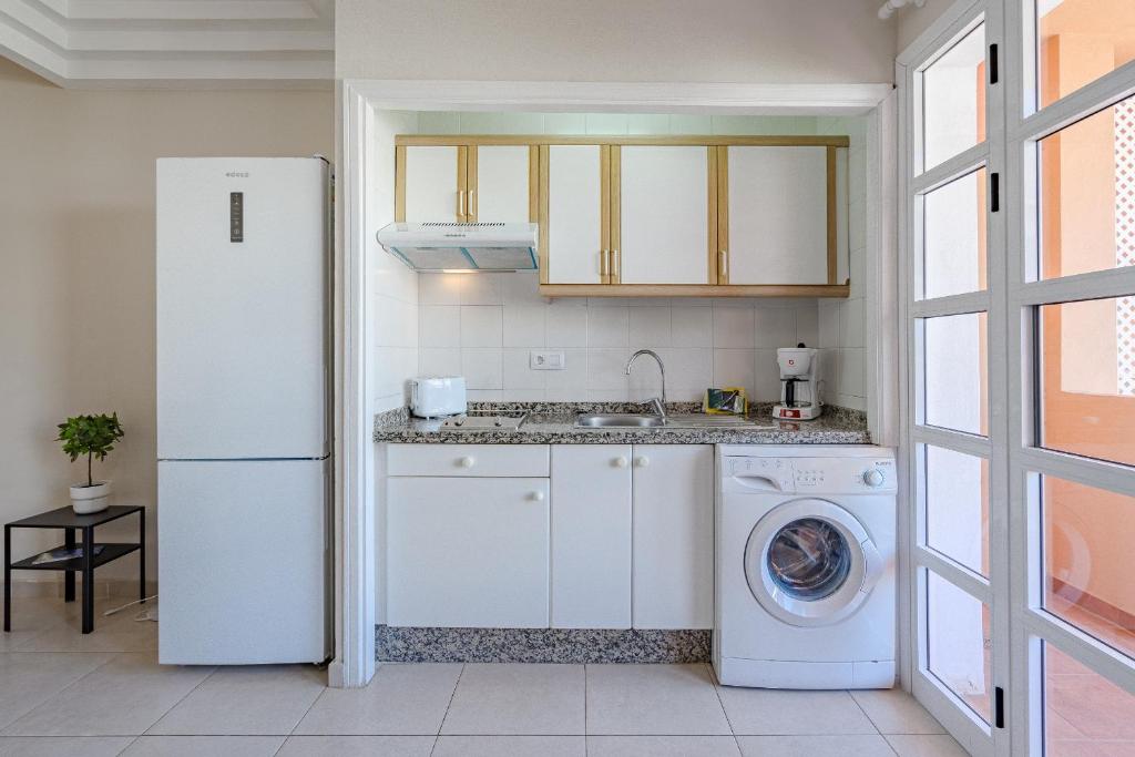 Kuchyňa alebo kuchynka v ubytovaní Apartamentos Orlando Costa Adeje