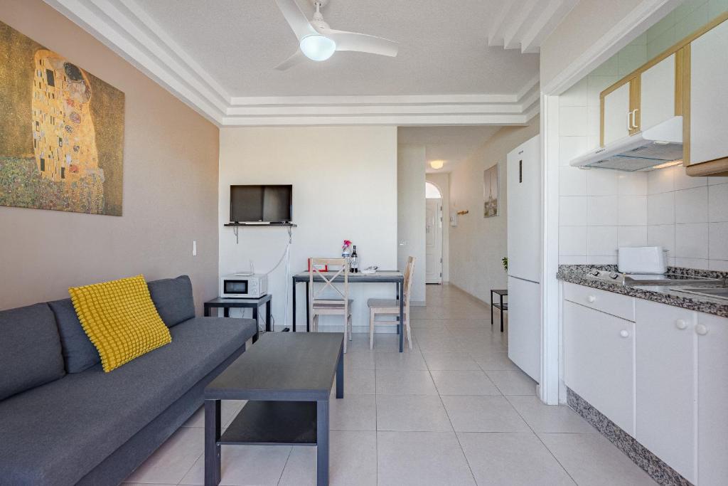 Kuchyňa alebo kuchynka v ubytovaní Apartamentos Orlando Costa Adeje