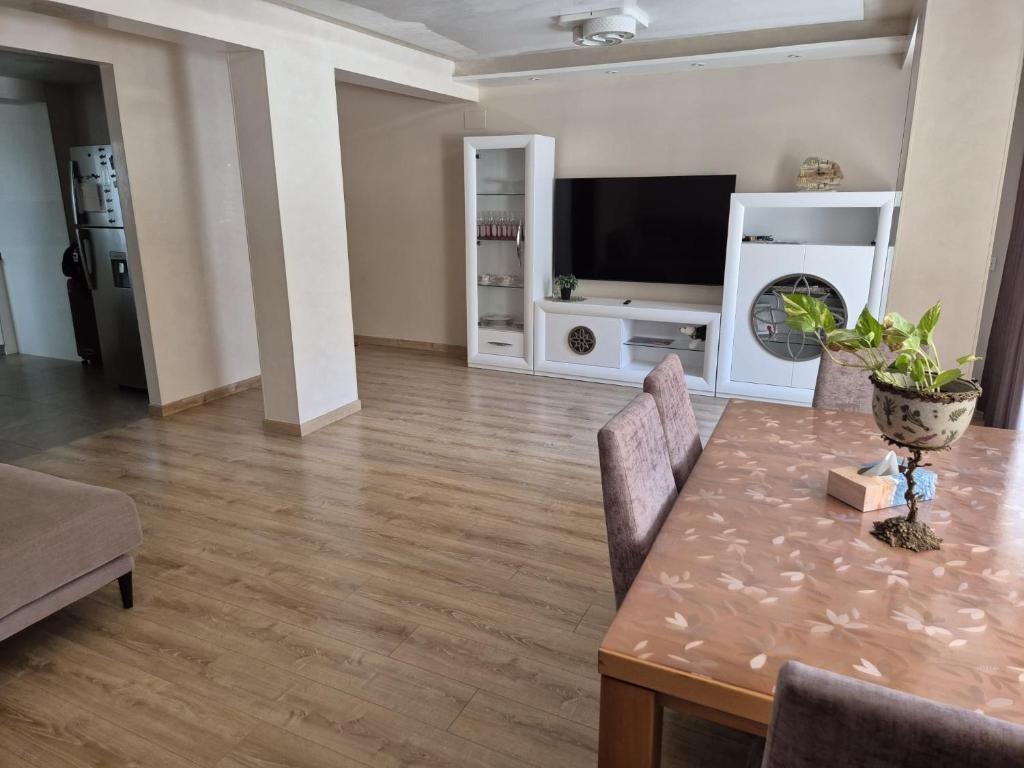 Μια τηλεόραση ή/και κέντρο ψυχαγωγίας στο Apartamento Family time