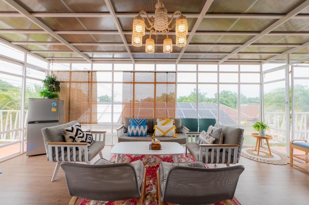 Posezení v ubytování Virawan home villa ที่พักเกาะล้าน
