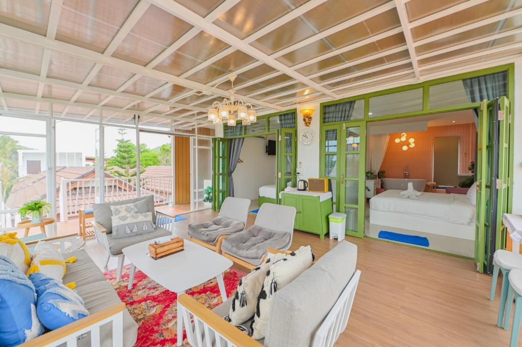 Posezení v ubytování Virawan home villa ที่พักเกาะล้าน