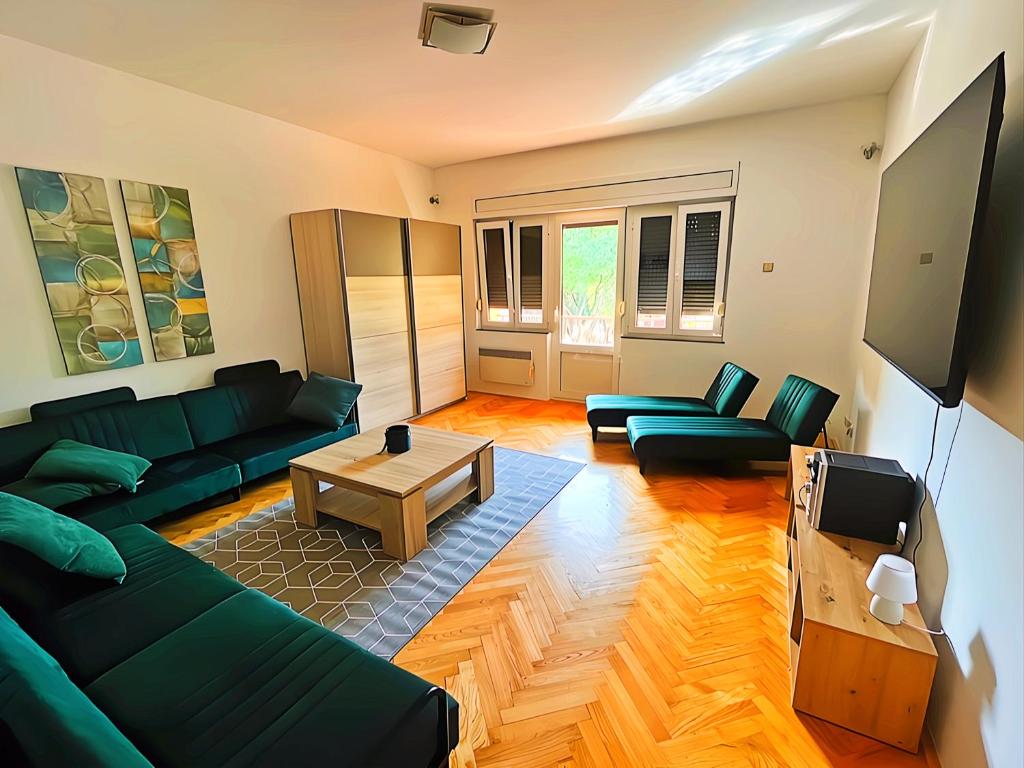 Pomalo Retreat, Your Calm Escape Near the City, Sunlit Terrace, Space & Comfort and Free Parking Spot