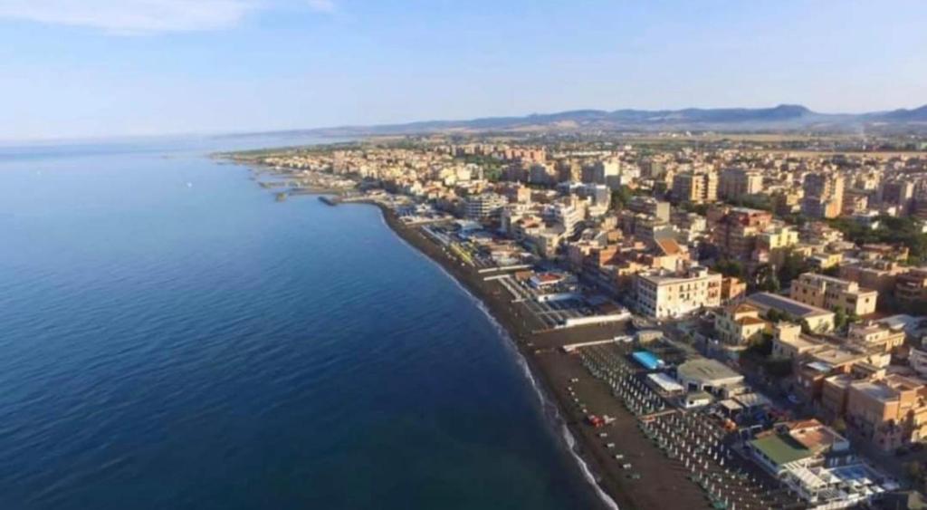 una vista aérea de una ciudad junto al agua en CASA al MARE, en Ladispoli