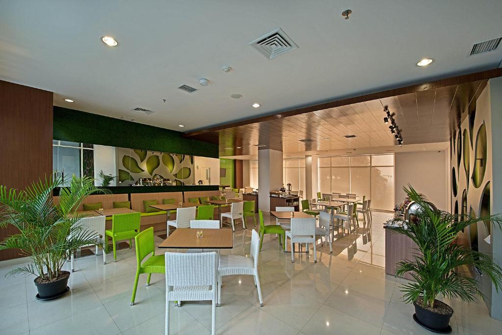 Posezení v ubytování Whiz Prime Hotel Pajajaran Bogor