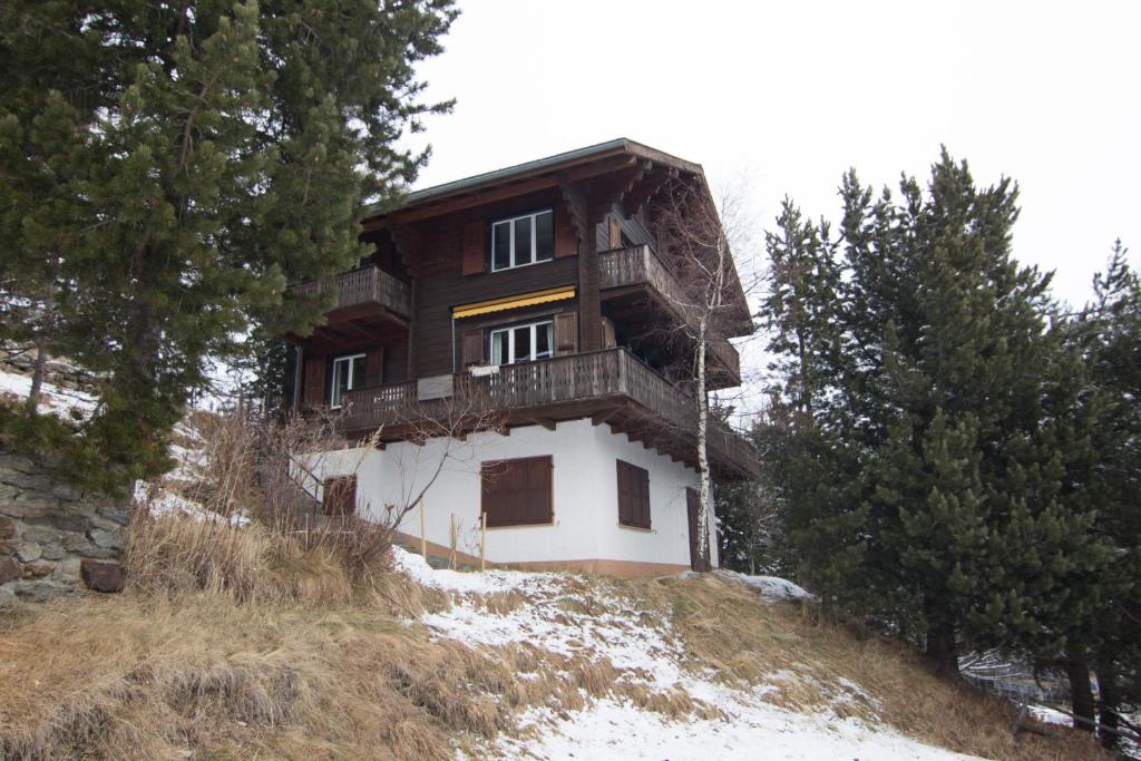 サースフェーにあるChalet Cresta di Saasの雪の丘の上の家