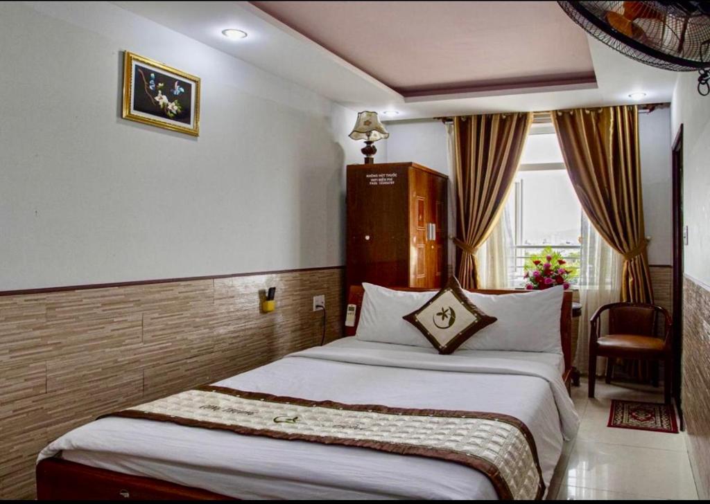 Postel nebo postele na pokoji v ubytování Cong Thuong Hotel