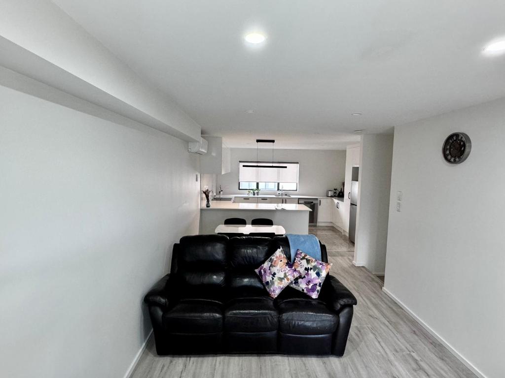 Posezení v ubytování 3BR Auckland Holiday Home near Outlet shops and Costco