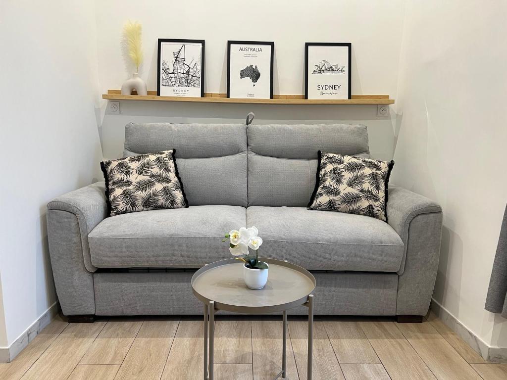 un soggiorno con un divano e un tavolo di Studio Sydney - Jean Médecin - LA RIVIERA LCD a Nizza