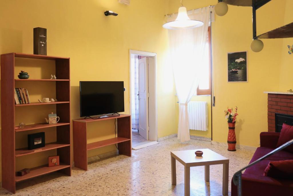 TV a/nebo společenská místnost v ubytování Alberi in Piano