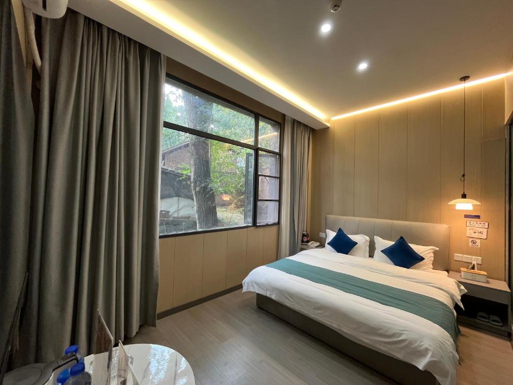 Postel nebo postele na pokoji v ubytování Jinyang Xinyi Hotel - Tianfu International Airport