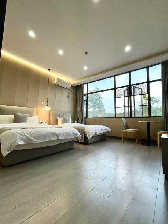 Postel nebo postele na pokoji v ubytování Jinyang Xinyi Hotel - Tianfu International Airport