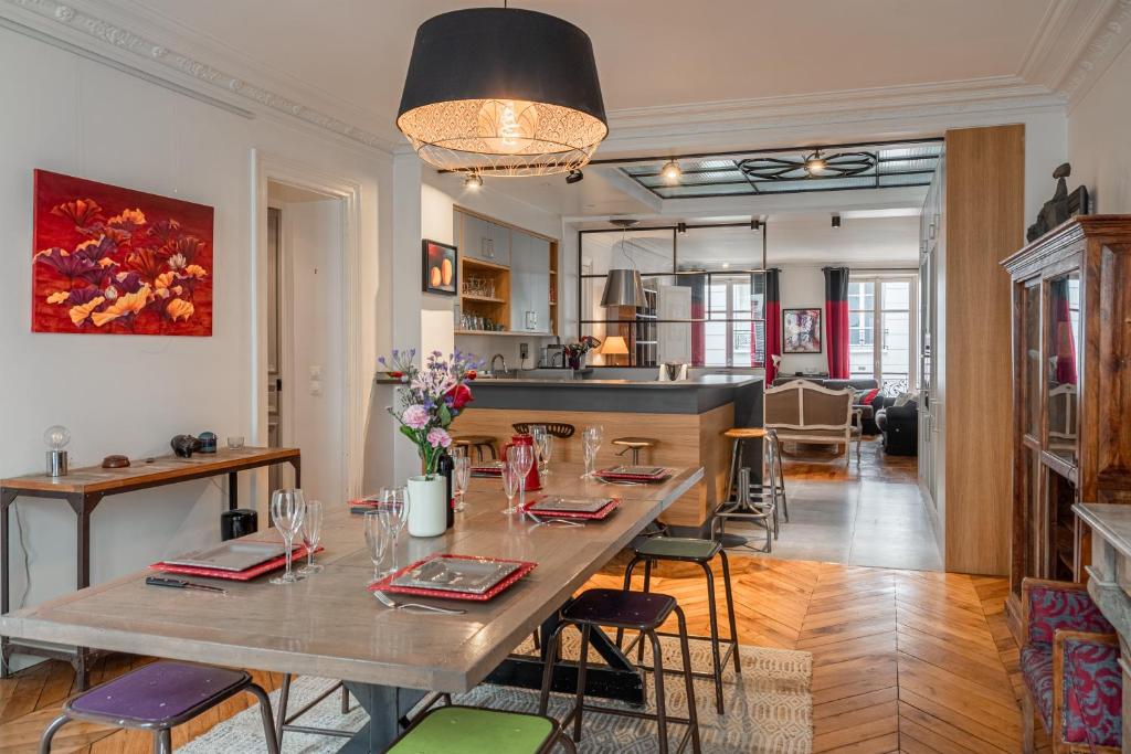 une salle à manger et une cuisine avec une table et des chaises dans l'établissement Montmartre - Sacré-Coeur l Spacious - Luminous, à Paris