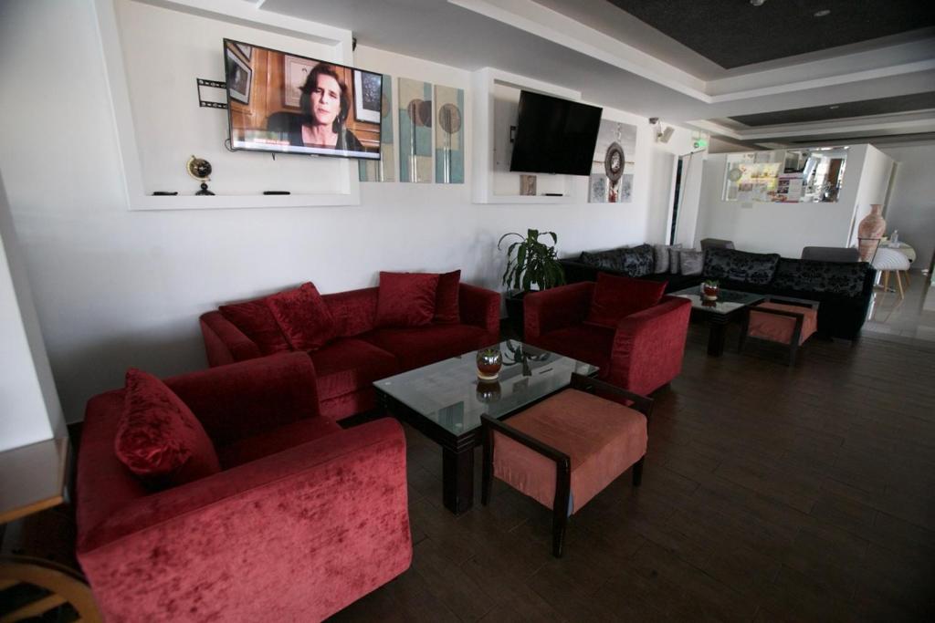 TV a/nebo společenská místnost v ubytování Neptune Hotel Apartments Paphos