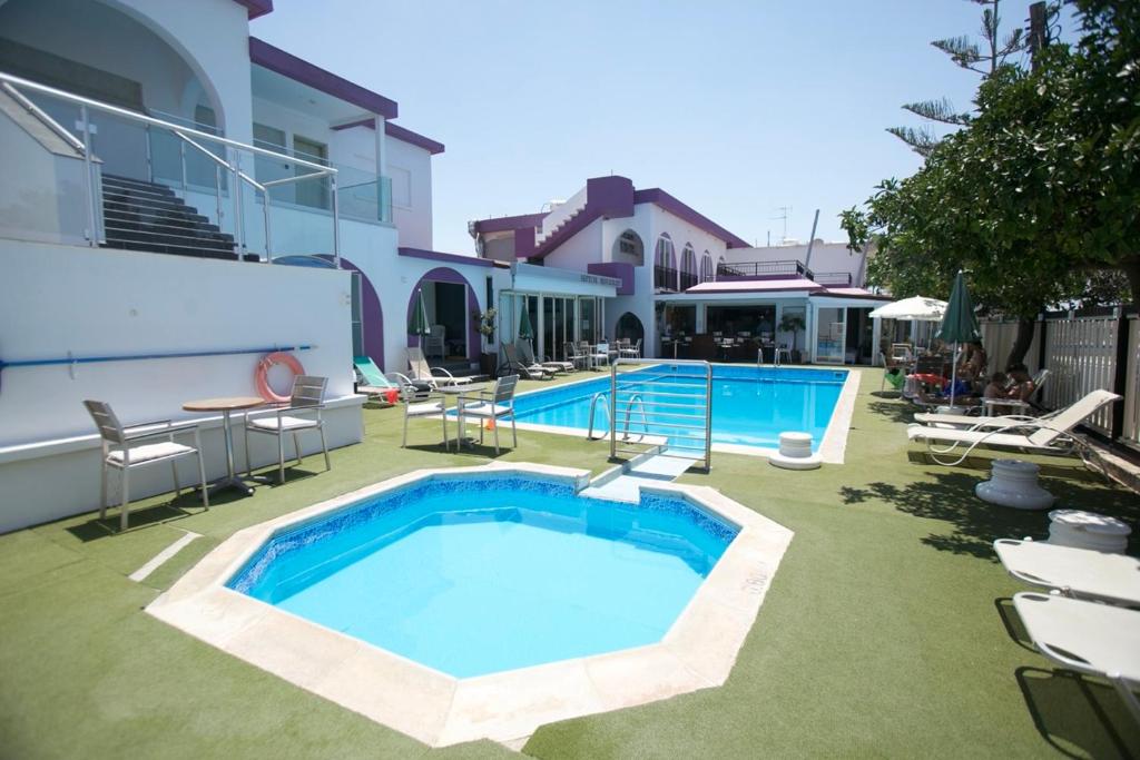 Bazén v ubytování Neptune Hotel Apartments Paphos nebo v jeho okolí