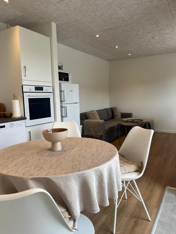 Η κουζίνα ή μικρή κουζίνα στο Central Living Billund - By Viktorija