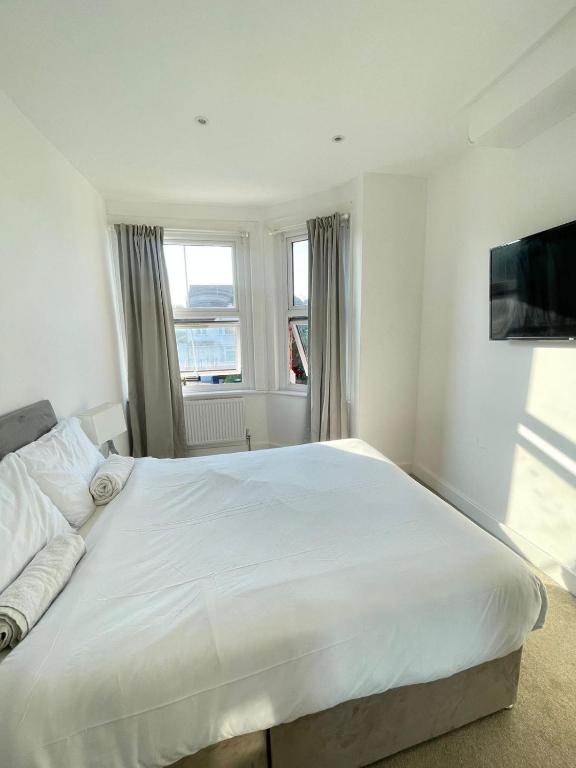 Double Bedroom with Marble private bathroom - Double Room With Private Bathroom