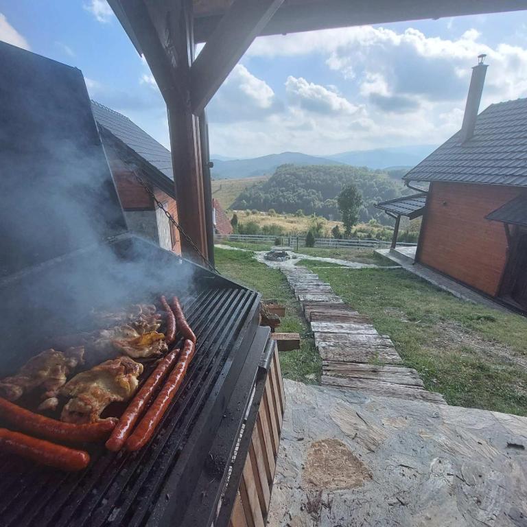 Nespecifikovaný výhled na hory nebo výhled na hory při pohledu z prázdninového domu