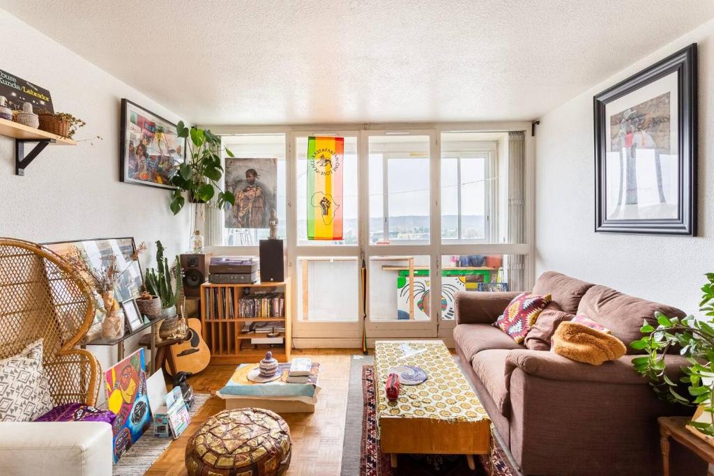 Χώρος καθιστικού στο Appartement avec vue panoramique proche d'Orly