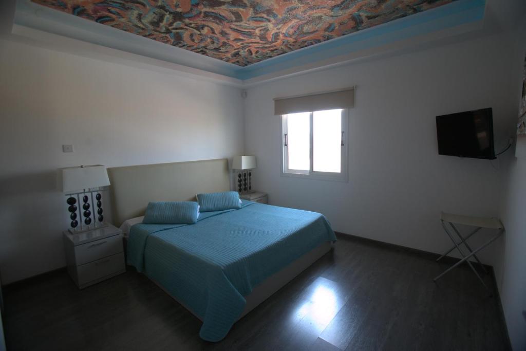 Postel nebo postele na pokoji v ubytování Neptune Hotel Apartments Paphos
