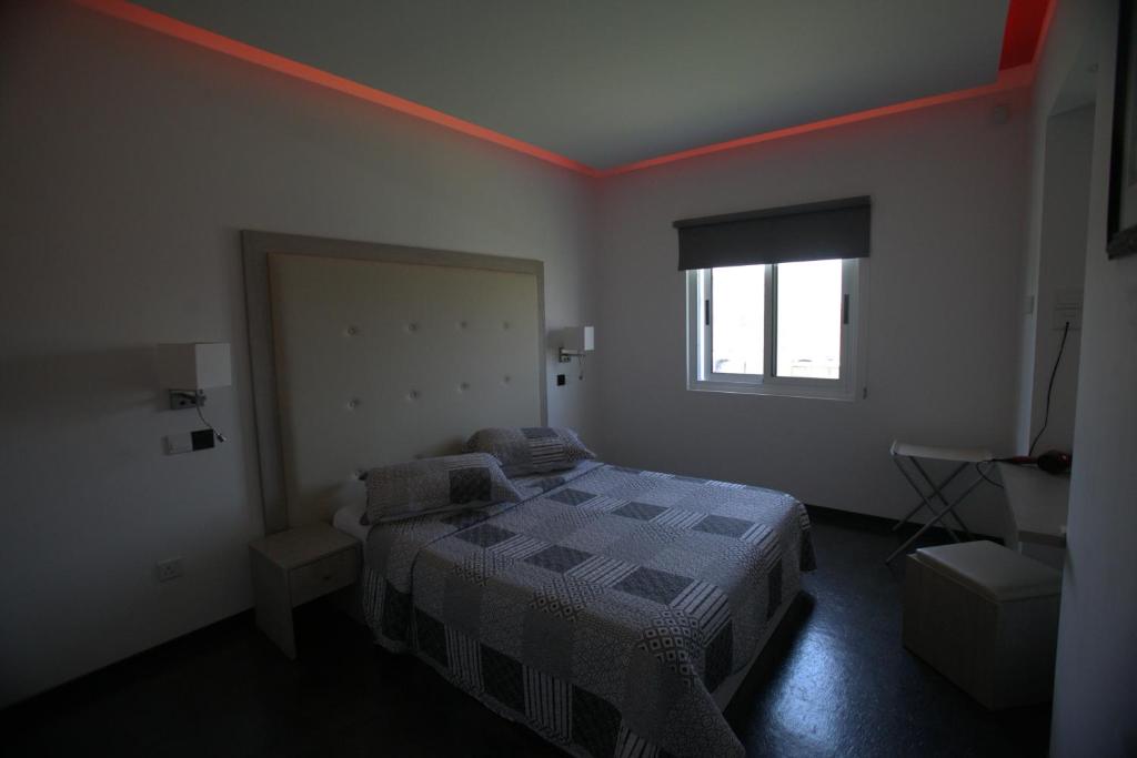 Postel nebo postele na pokoji v ubytování Neptune Hotel Apartments Paphos