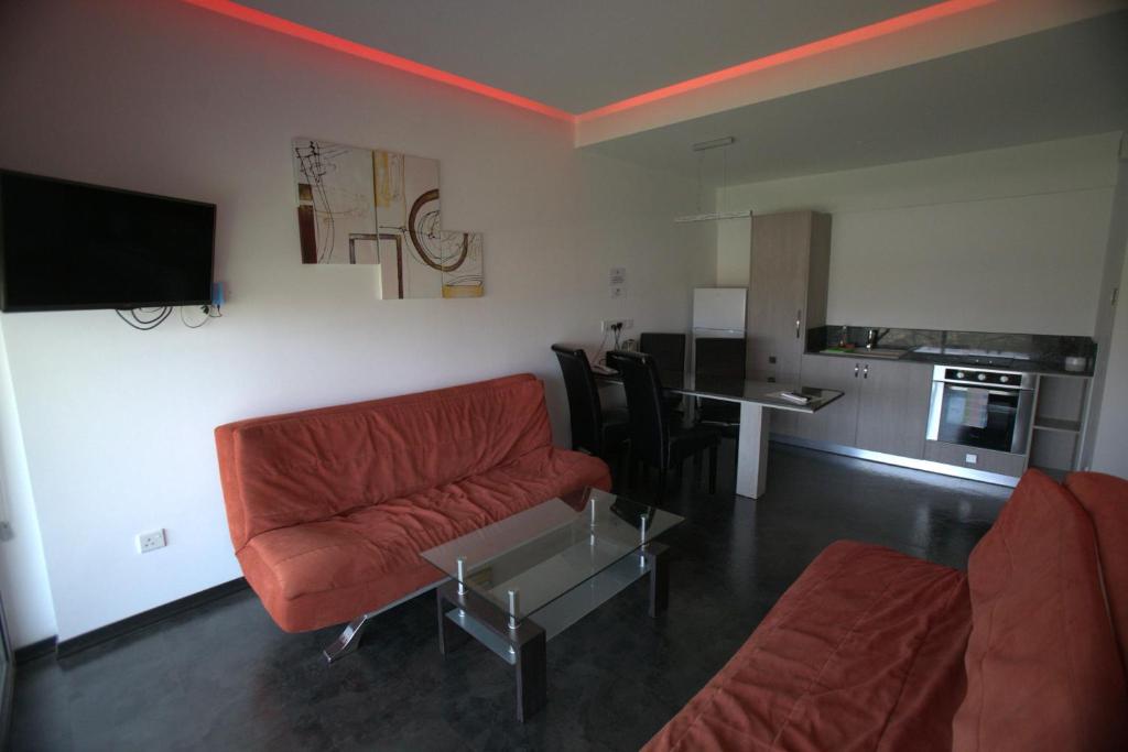 Kuchyň nebo kuchyňský kout v ubytování Neptune Hotel Apartments Paphos