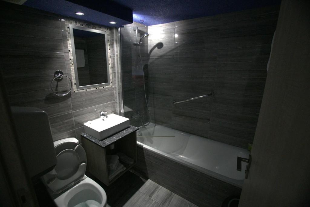 Koupelna v ubytování Neptune Hotel Apartments Paphos