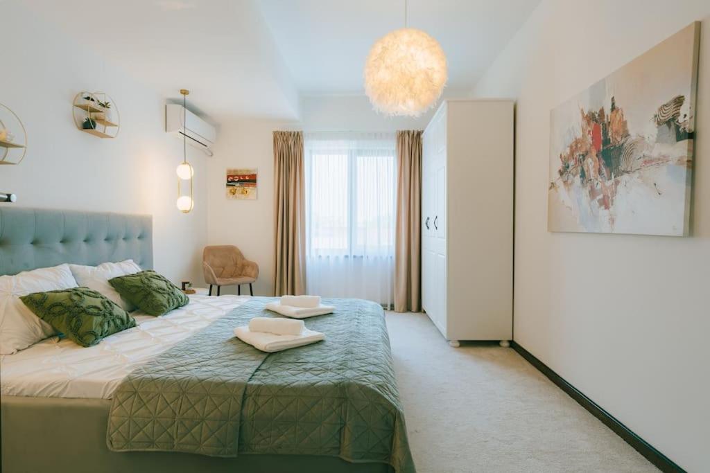 Ένα ή περισσότερα κρεβάτια σε δωμάτιο στο Therme - Corbeanca by The Lake Luxury Villa